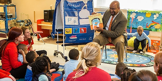 Mayor Michael Nutter reads a children s book in a Philadelphia classroom.
