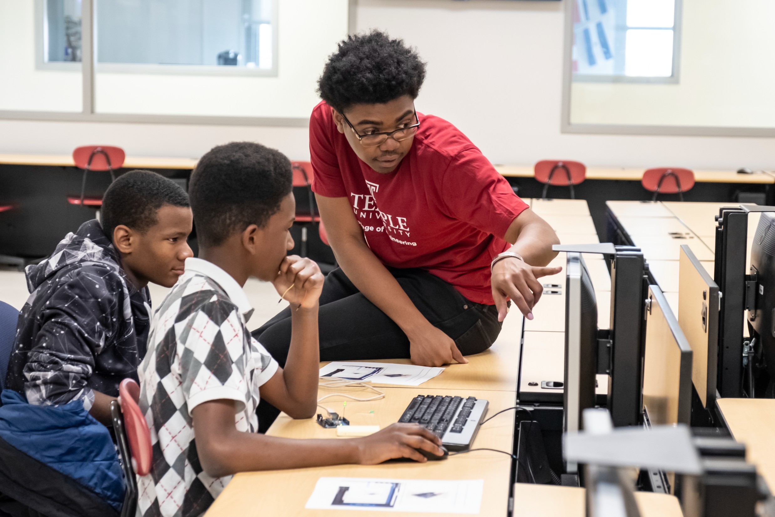 Image of a Temple student mentoring a local grade school student.