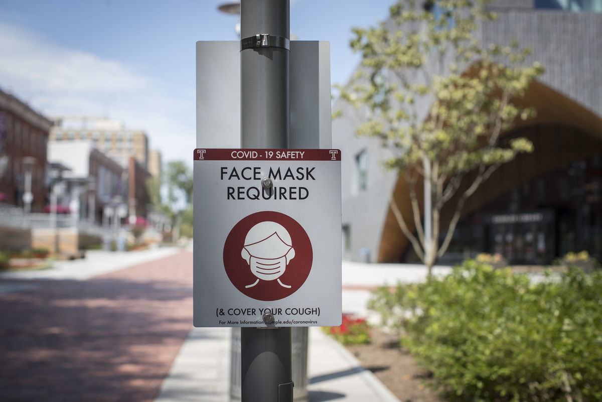 Sign outline the mask rule on campus