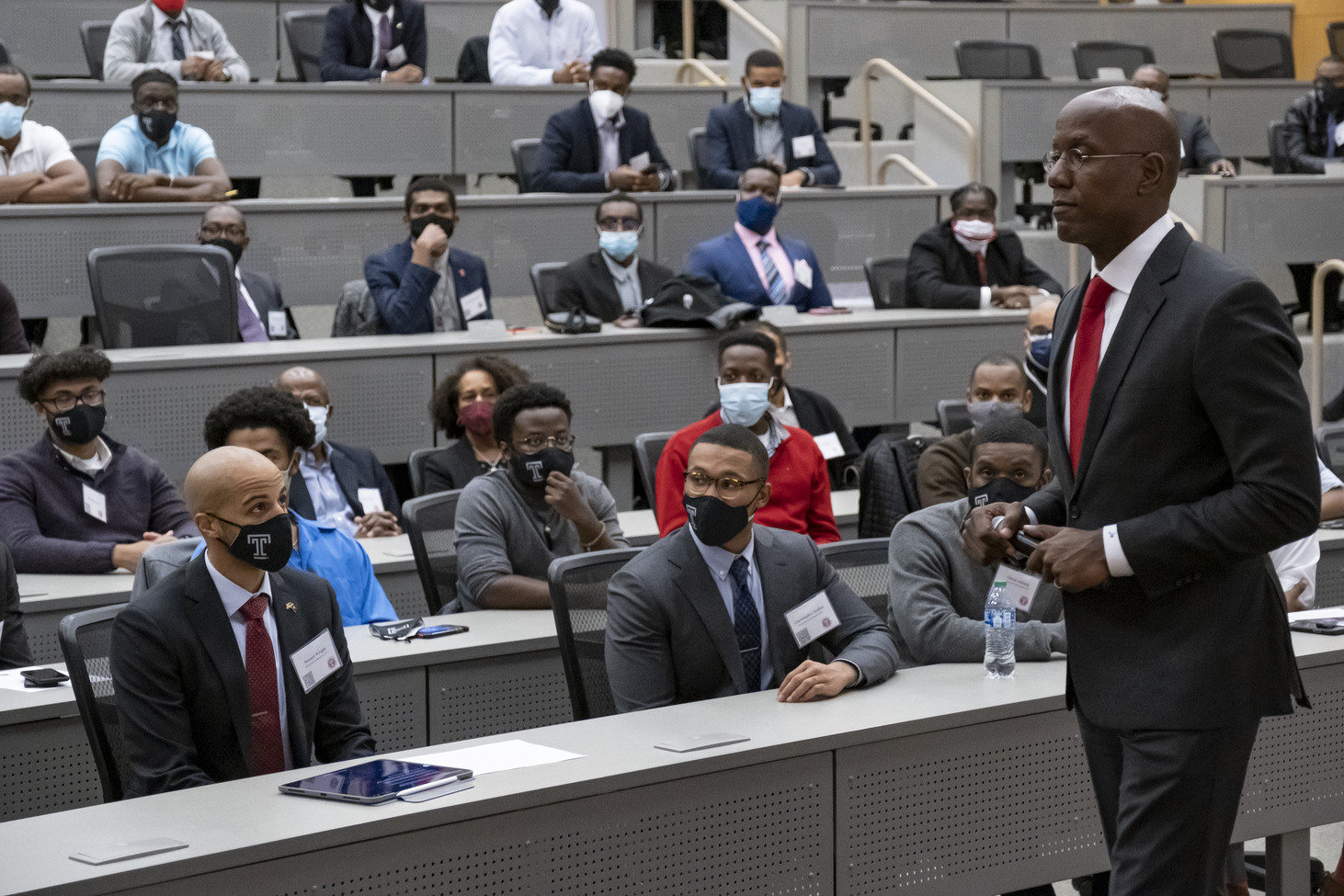 Image of Temple President Jason Wingard speaking in the Lewis Katz School of Medicine auditorium.
