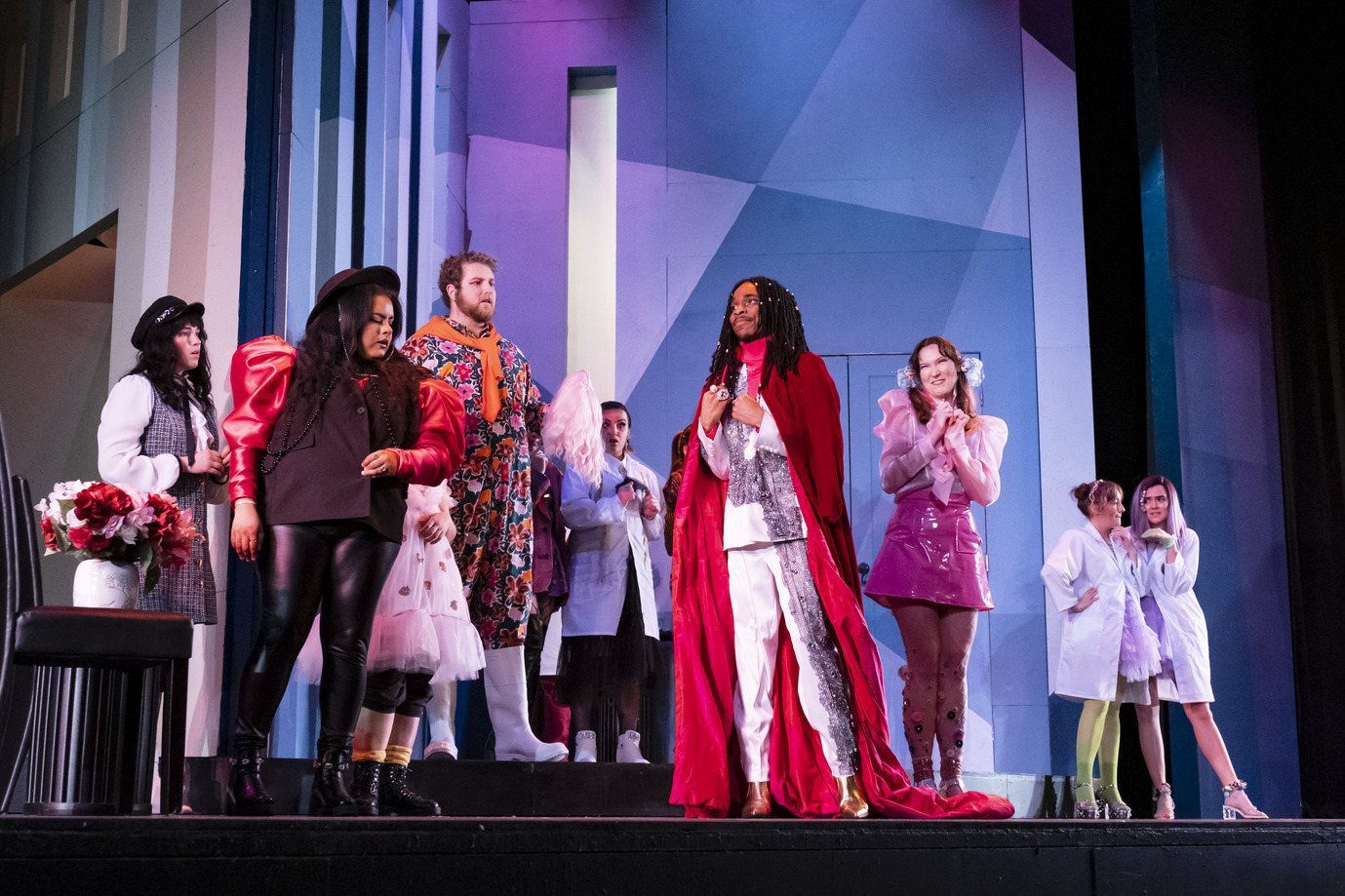 Image of the Le nozze di Figaro cast standing on stage.