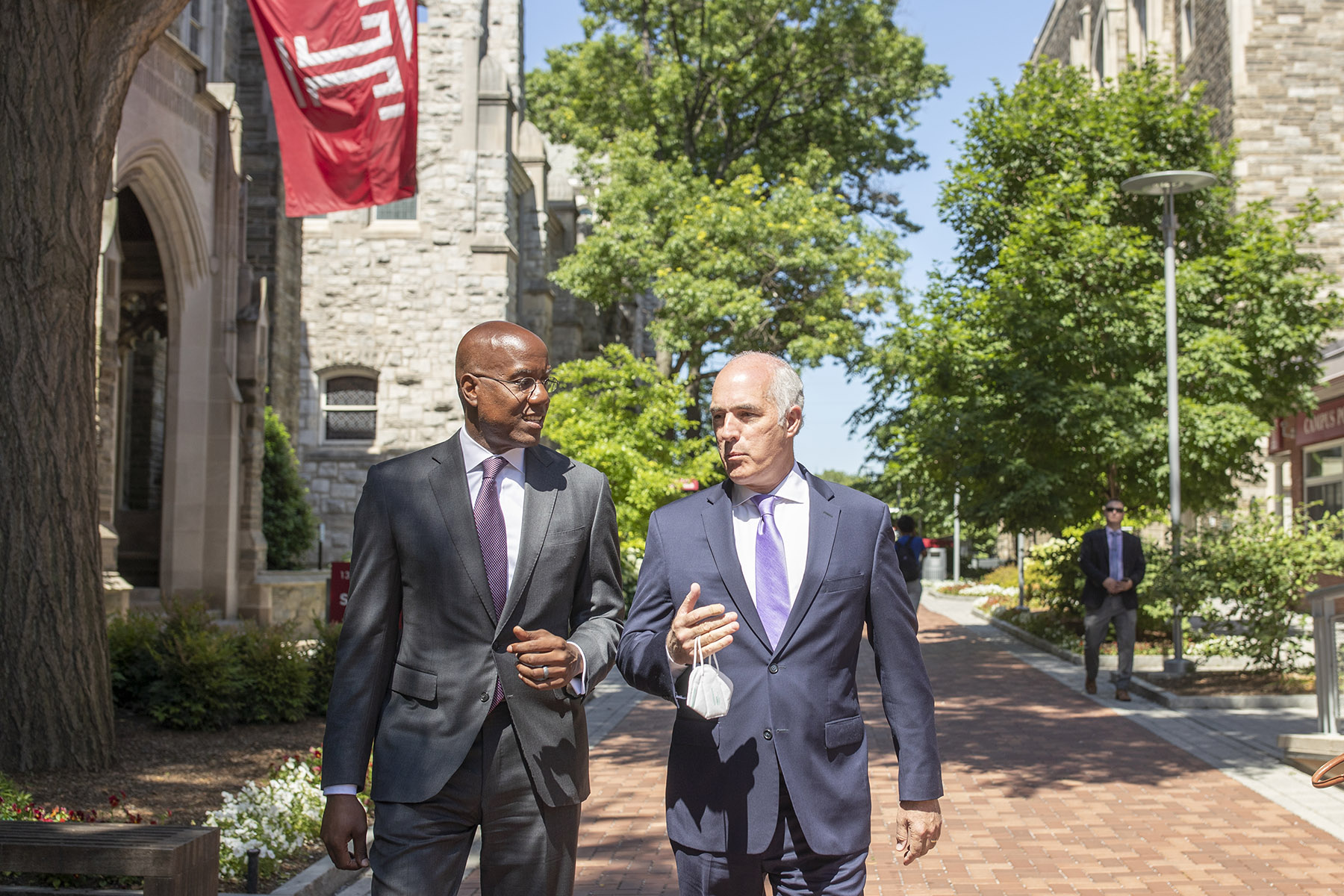 President Wingard talking with Senator Casey on Polett Walk