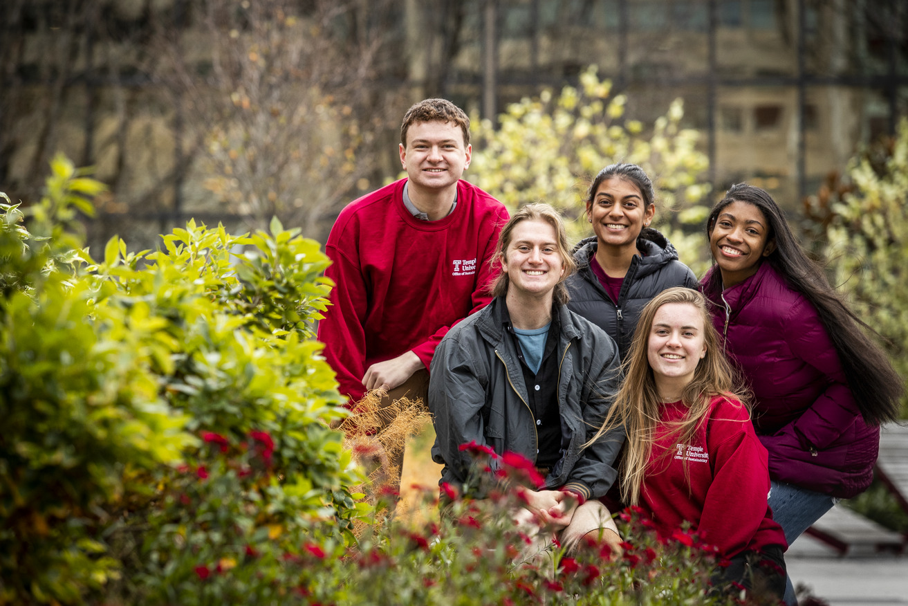 Image of Temple students outside on Mazur Terrace
