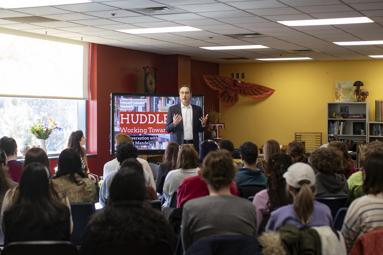 Provost Mandel meeting with Honors students