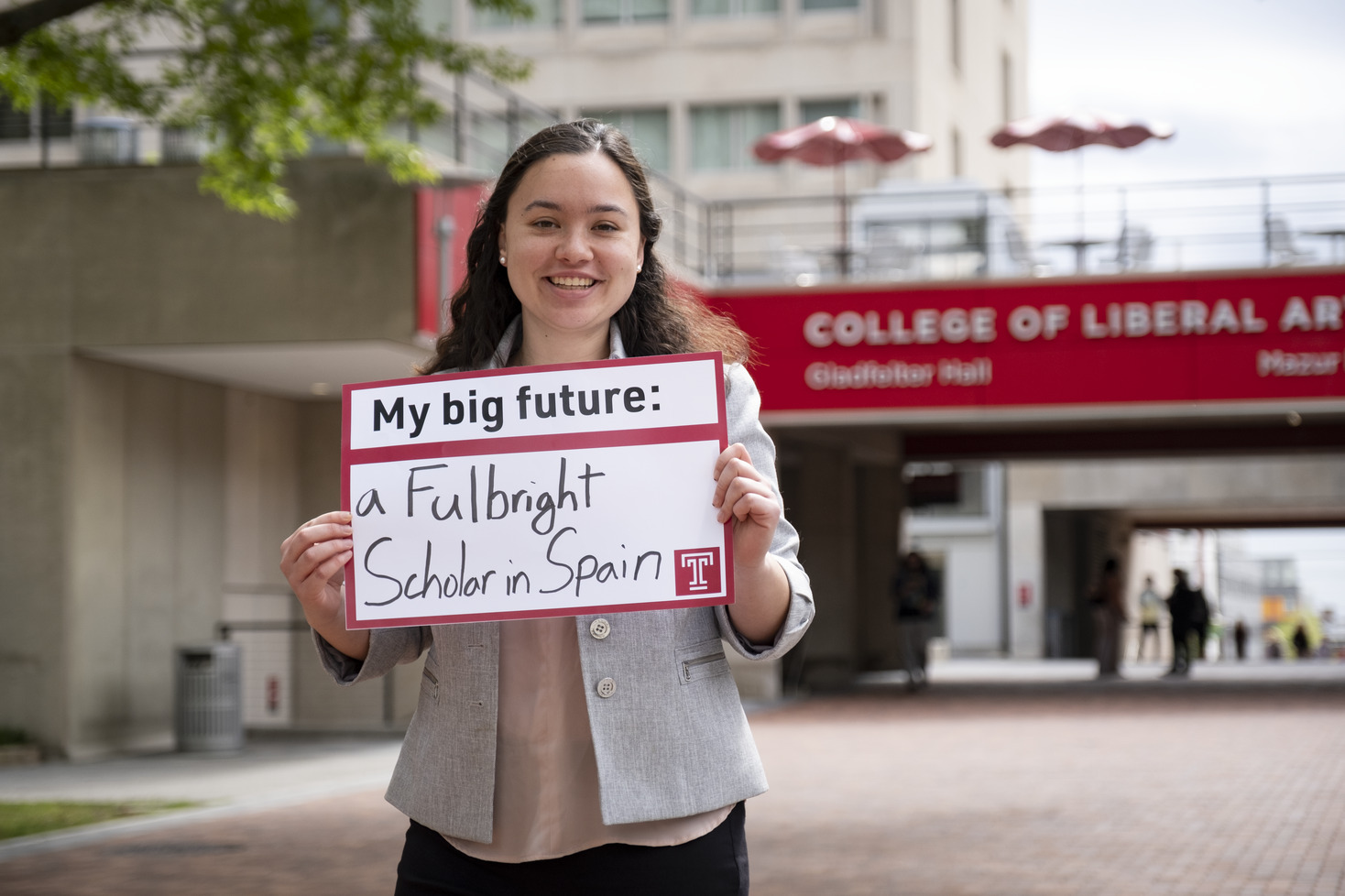 Julia Mayro holding a sign that says a Fulbright scholar in Spain