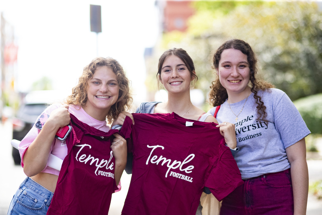 Three students with Temple t-shirts