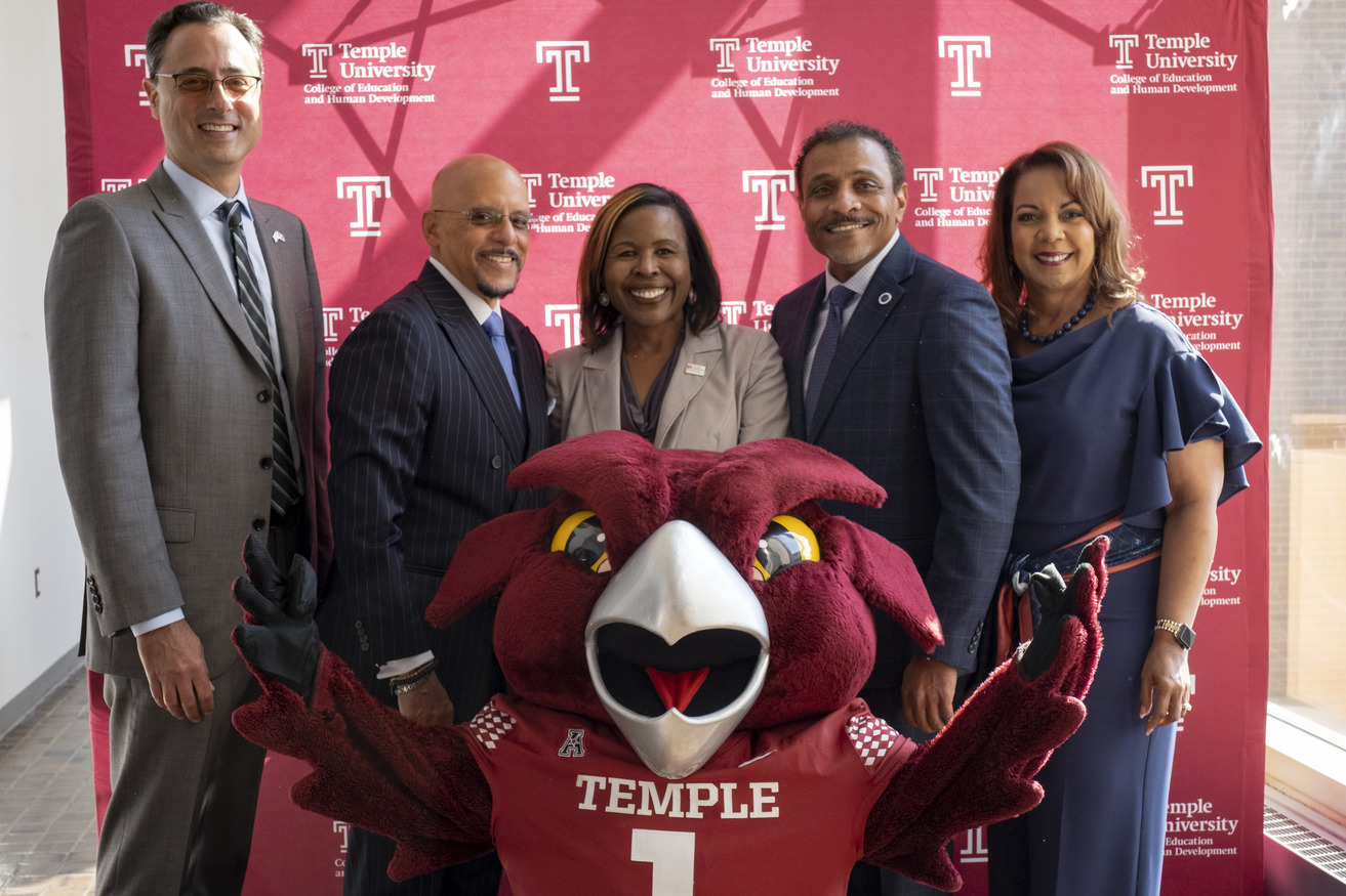 Temple and Philadelphia officials posing with Hooter