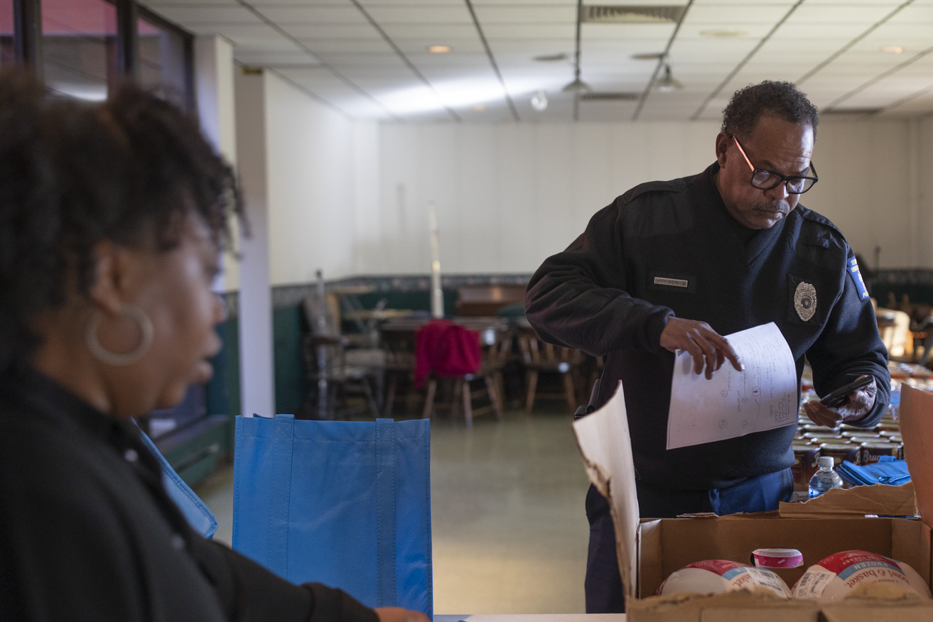Amber James and Leroy Wimberly packing Thanksgiving dinners.