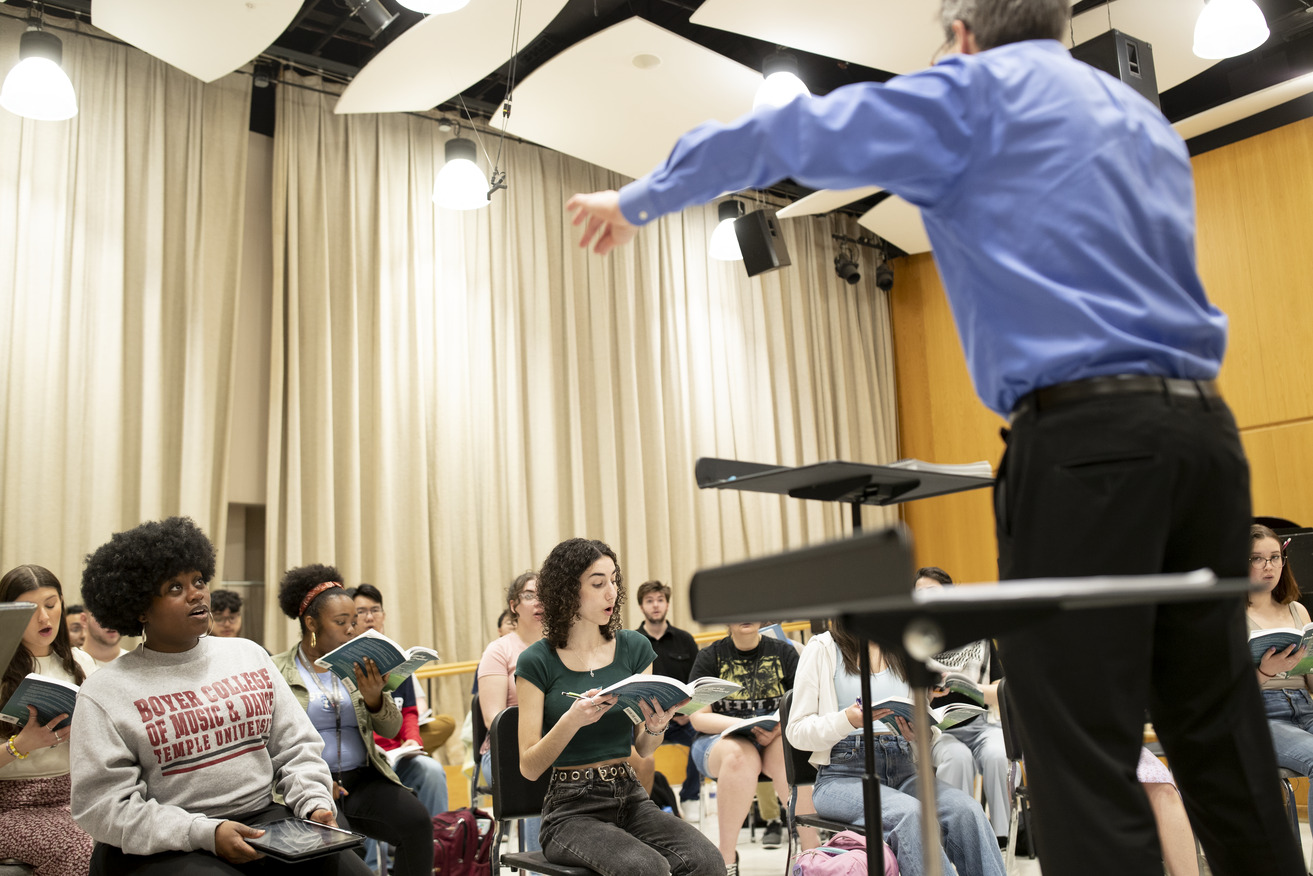Image of the concert choir rehearsing.
