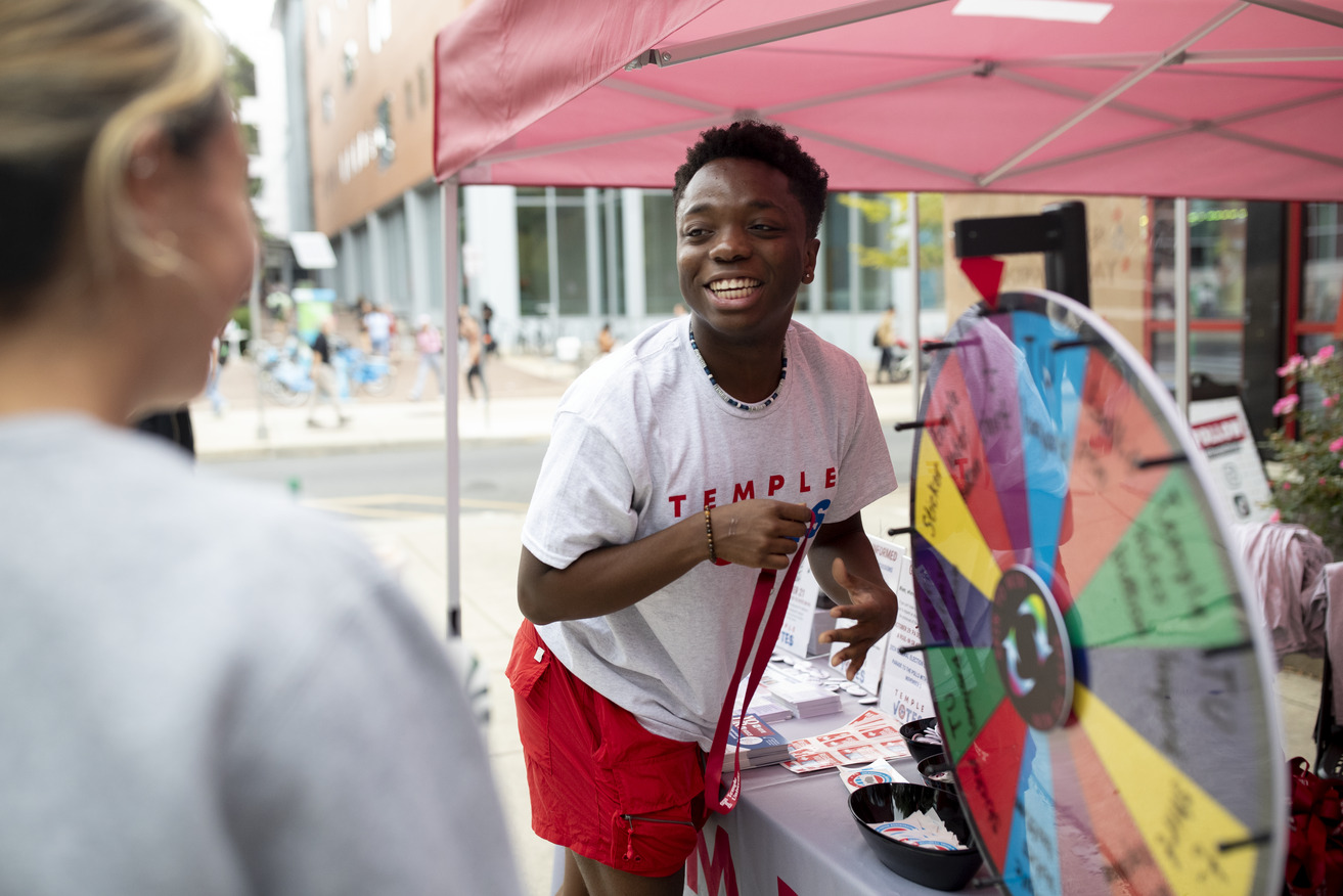 A Temple Votes ambassador with a student at a tabling event