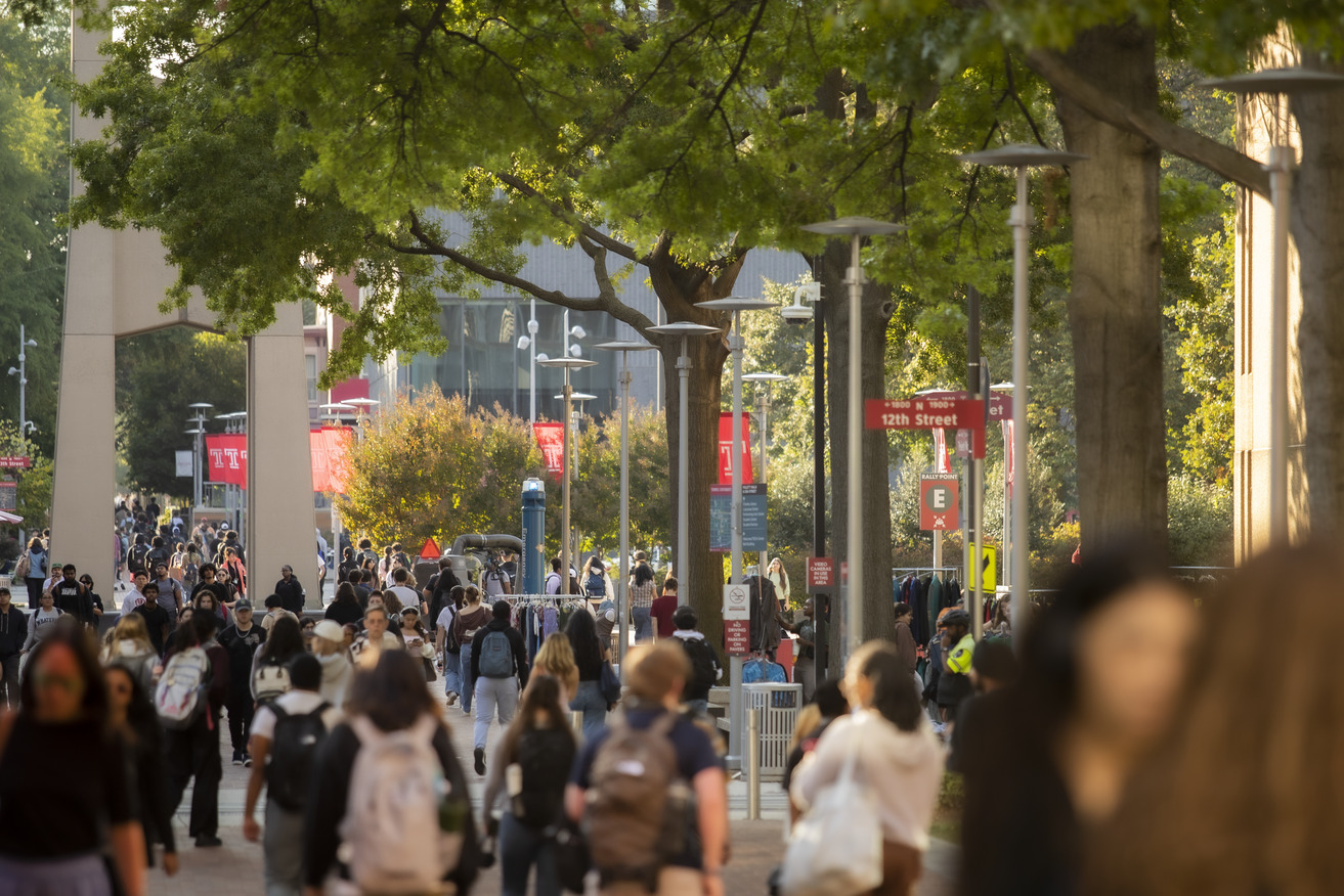 A campus scene of lots of students.