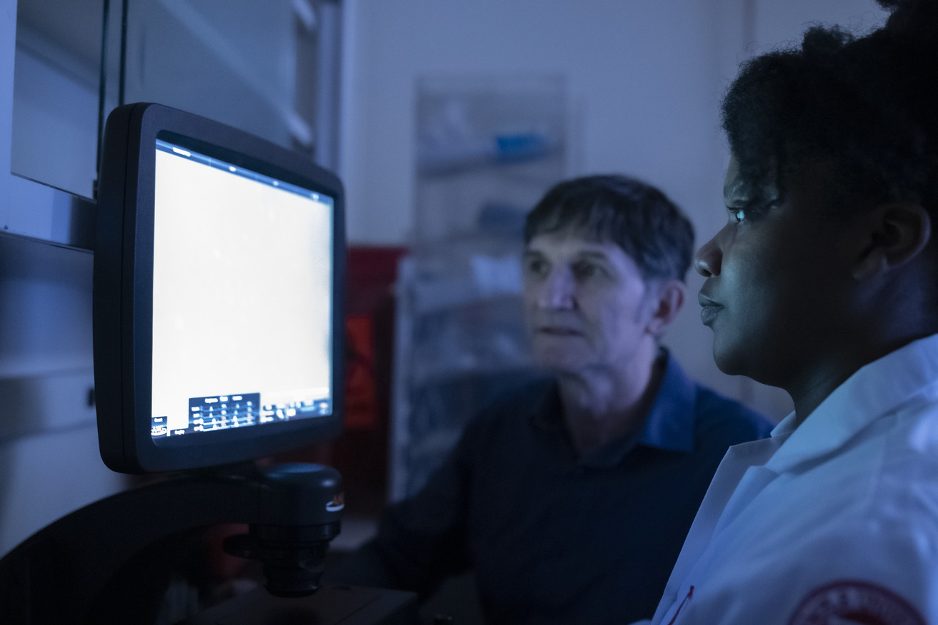 Image of Xavier Gra a and an undergraduate student researcher.