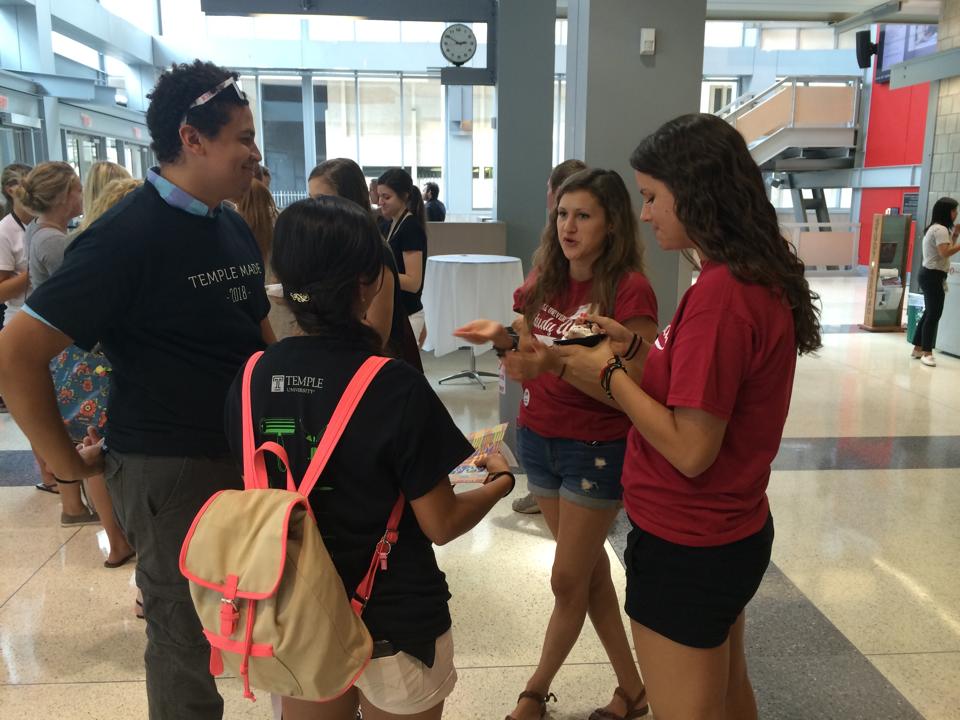 Prospective study abroad students speak with program alumni.