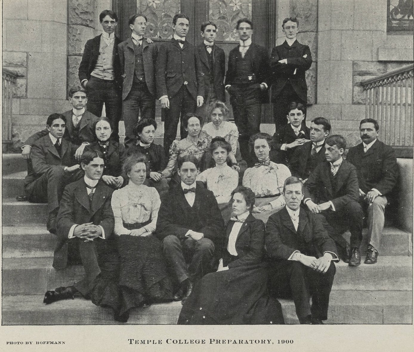 A group photo of the Class of 1900.