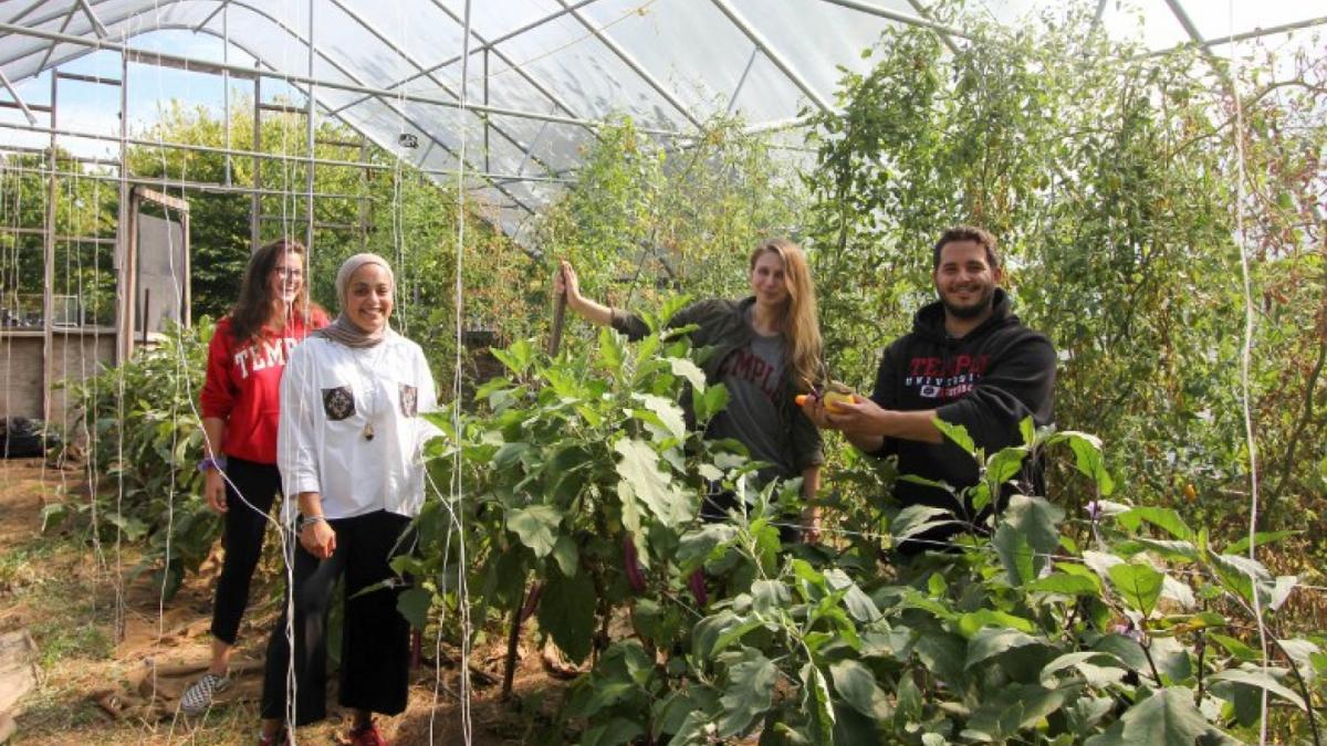 STUDENTS IN GREENHOUSE