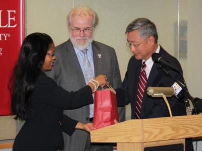 harrisburg_mayor_linda_d._thompson_reciving_gift_from_dr._dai