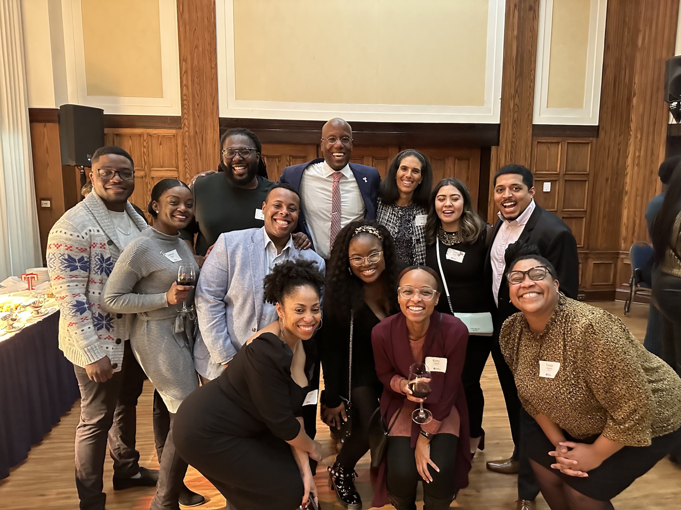 President Wingard, Gingi Wingard, and a group of alumni.