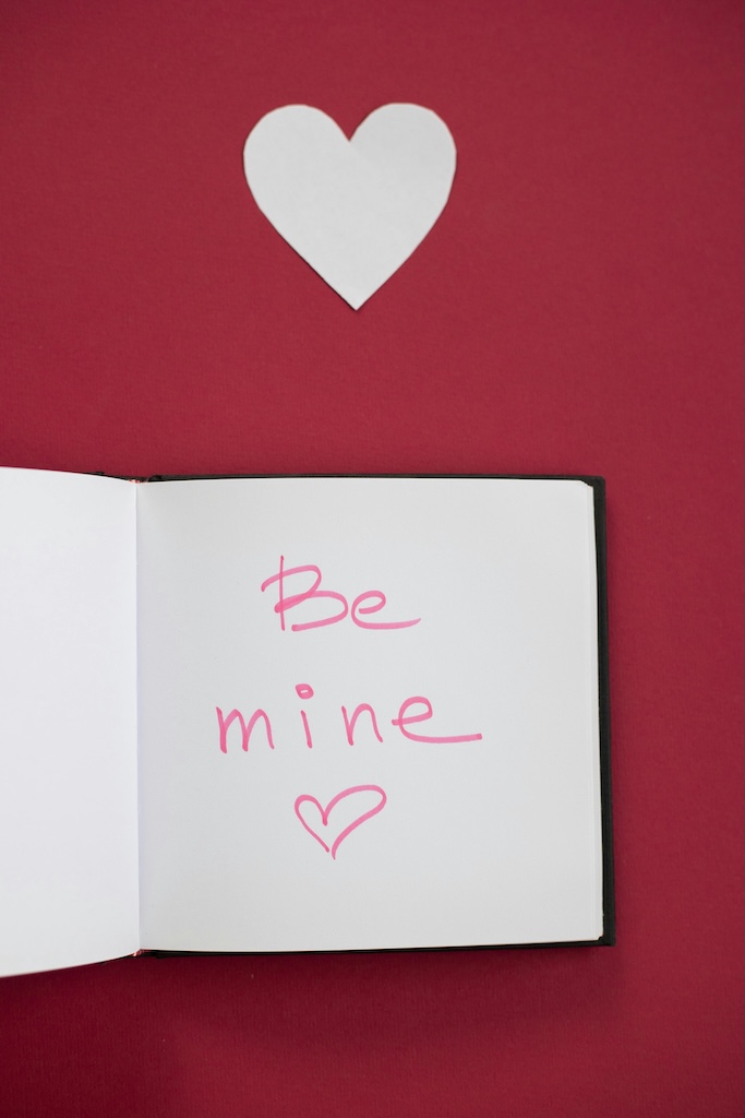 Valentine note reading "Be mine."