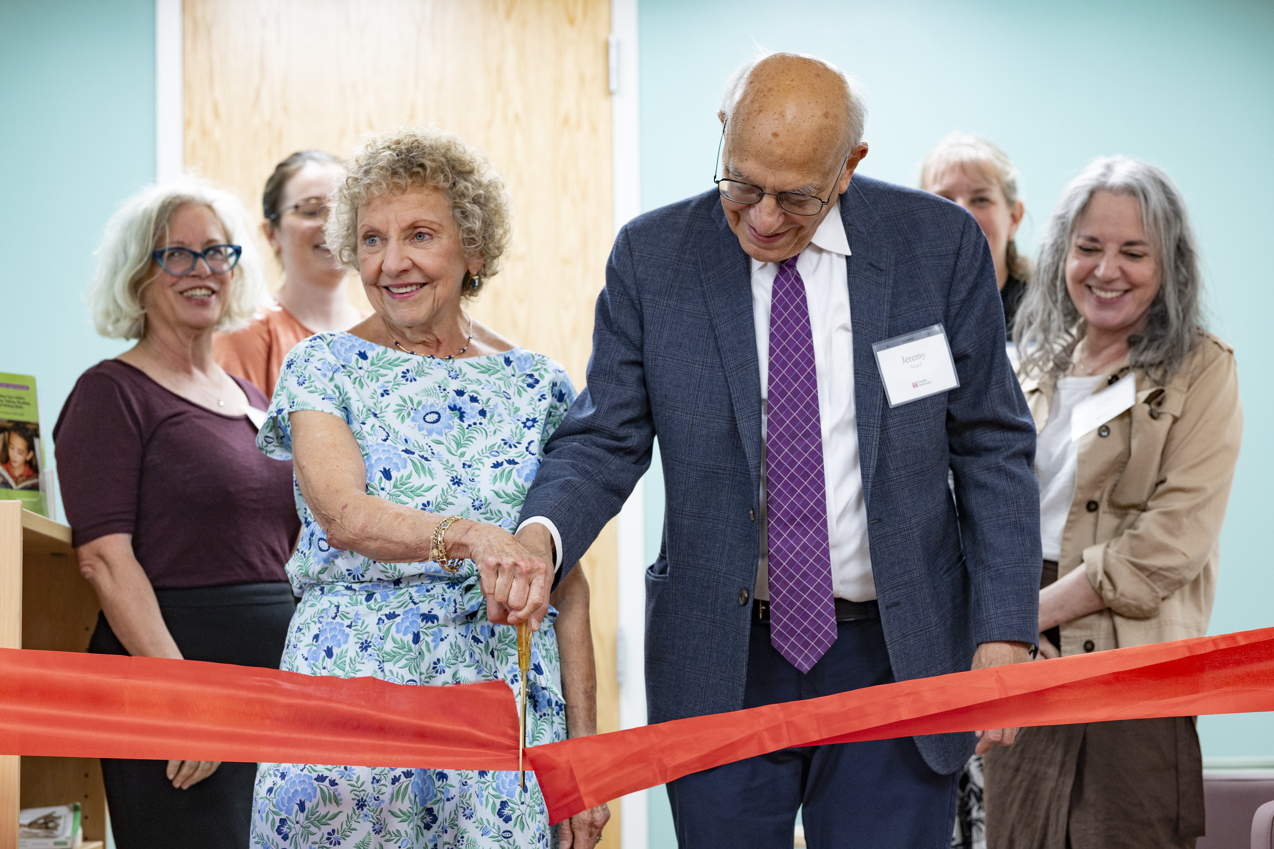 Temple donor Ellen Schwartz and her husband cut the ribbon of the Ellen Schwartz Speech-Language-Hearing Center