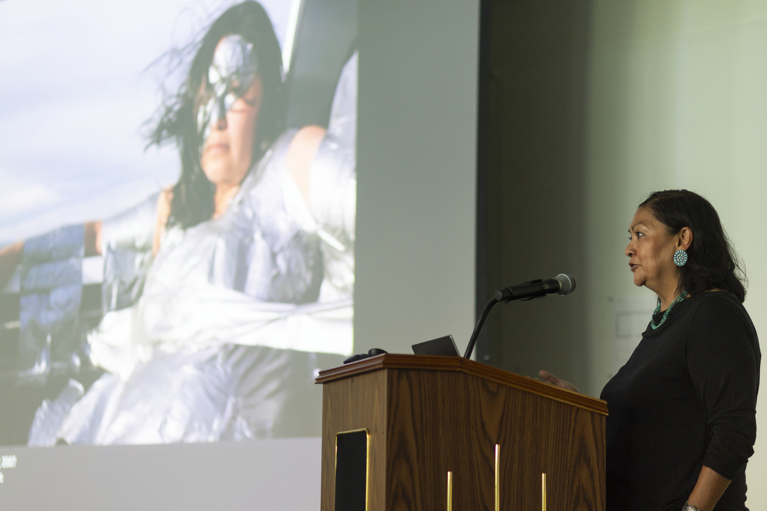 anna tsouhlarakis at a podium