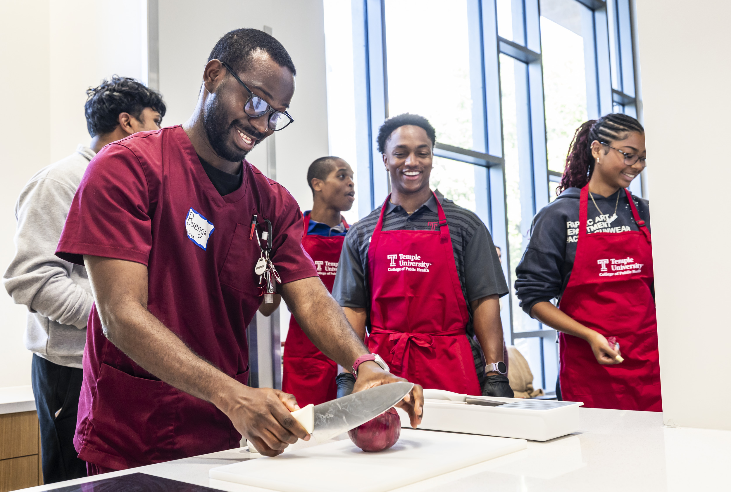 Temple students turned cucumbers and onions into pickled vegetables during a sustainability workshop at the Aramark Community Teaching Kitchen, making their own brine and then taking their jars home.