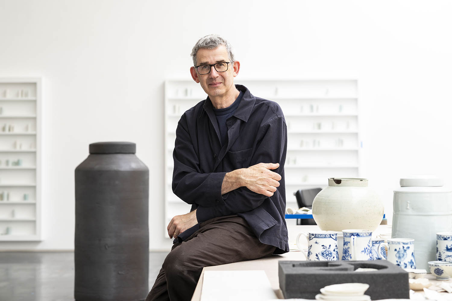 Photo of Edmund de Waal with pottery