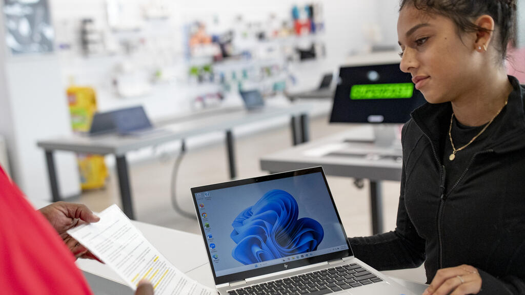  Image of student using a laptop at Temple’s Digital Access Center. 
