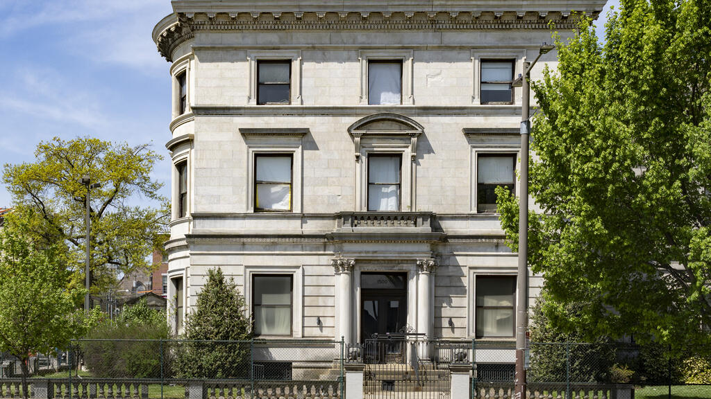 A image of the Burk Mansion.