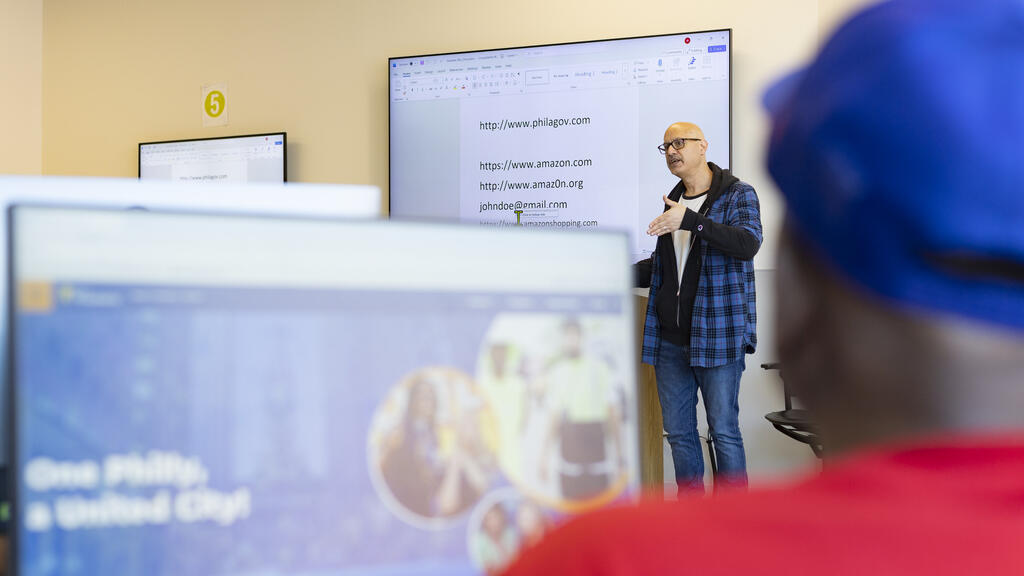 Image of community residents taking a digital class at Temple.