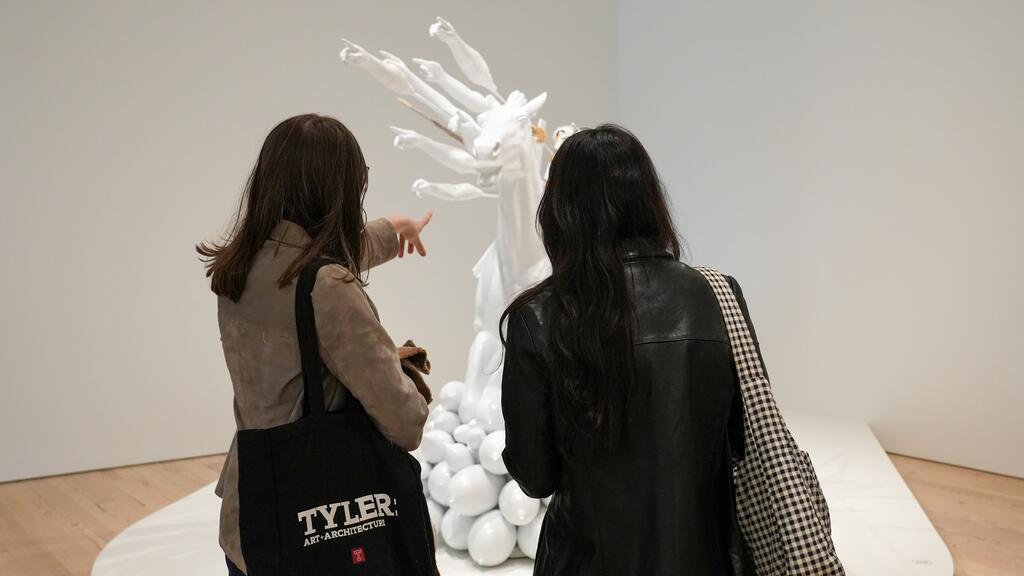 students look at anna tsoulourakis' artwork