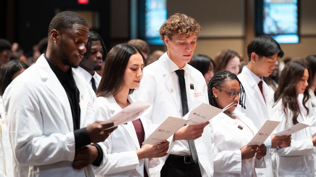 Students read the Oath of a Pharmacist during the ceremony.