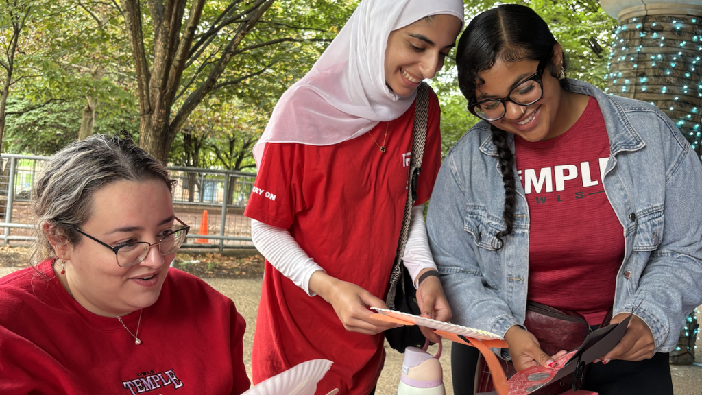 Students host community members for accessible crafts at the Philadelphia Zoo.