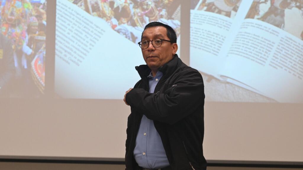 Dr. Dilmar M. Gamero S. delivers his presentation.