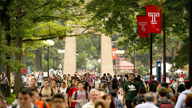 Students walking through Main Campus.
