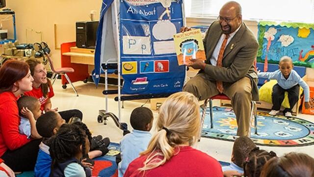 Mayor Michael Nutter reads a children s book in a Philadelphia classroom.
