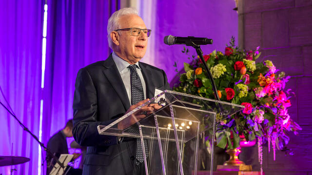 Larry Magid speaking at a podium