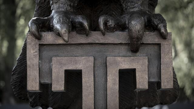 a close up of Main Campus' Owl statue's talons gripping the Temple