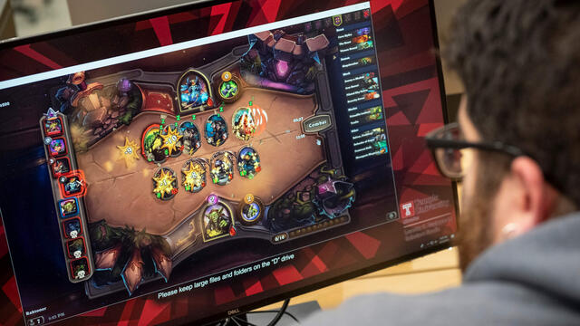 A Temple student plays esports.