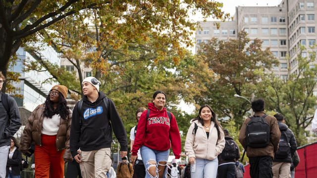 Campus stock scene of students.