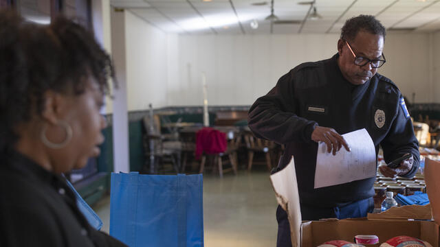 Amber James and Leroy Wimberly packing Thanksgiving dinners.