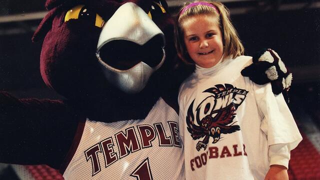 Hooter posing with 6-year-old Gabrielle Labolito.