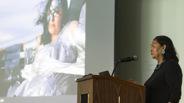 anna tsouhlarakis at a podium