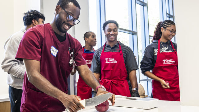 Temple students turned cucumbers and onions into pickled vegetables during a sustainability workshop at the Aramark Community Teaching Kitchen, making their own brine and then taking their jars home.
